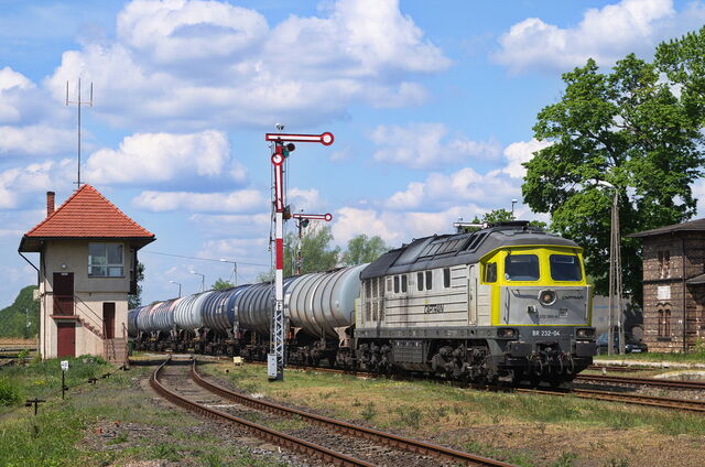 Lokomotywa BR232 Captrain Polska ze składem cystern