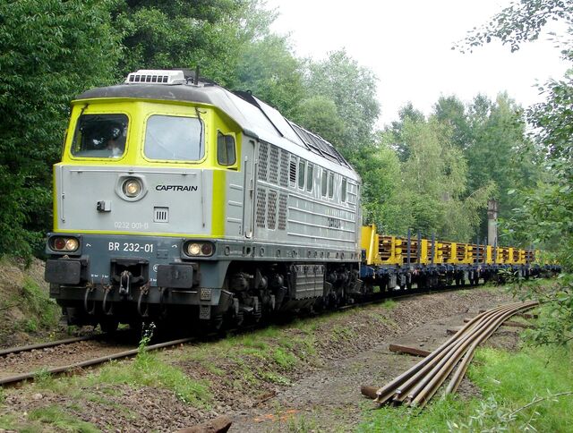 Lokomotywa BR232 Captrain z pociągiem z długą szyną w Skoczowie.