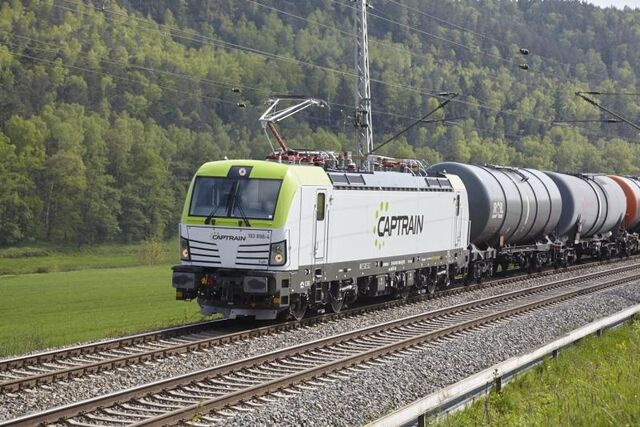 Lokomotywa Captrain z cysternami
