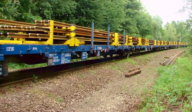 Pociąg Captrain z długą szyną.