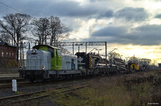 Lokomotywa SM42 Captrain Polska z transportem rozjazdów dla Track Tec oraz żurawiem