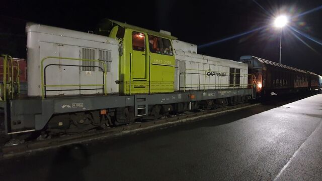 Lokomotywa Captrain w trakcie manewrów przy przeładunku towaru na wagony.